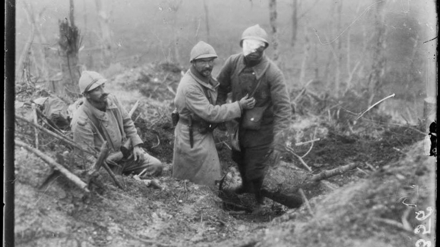 French medics treating a Senegalese tirailleur at Chemin-des-Dames, 1917.