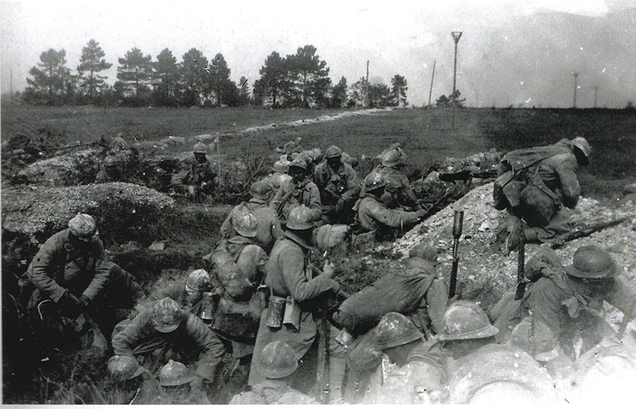 Soldiers of the 367th RI wearing assault rolls preparing to go into the attack at Orfeuil (Champagne) Oct. 1918. Note the man at center left carrying an ARS mask with a M2 as reserve. 