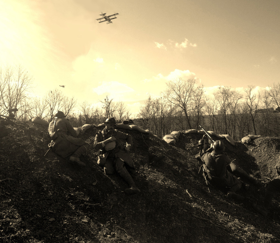 Fusil-mitrailleuse (Chauchat) teams firing on German airplane.  Newville, November 2013.