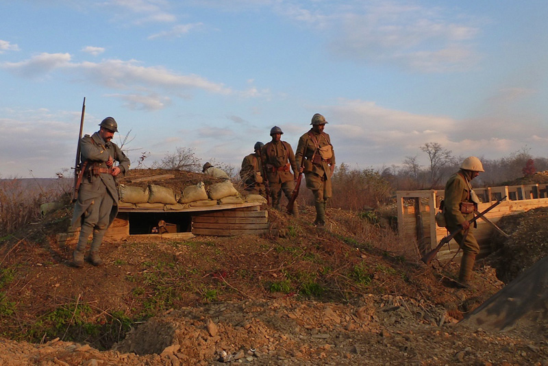 Members of the 372nd US IR move up to formation. Newville, November 2013.